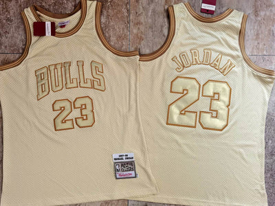 Regata NBA Chicago Bulls Retrô Mitchell & Ness Authentic 1997/1998 Michael Jordan - Dourada