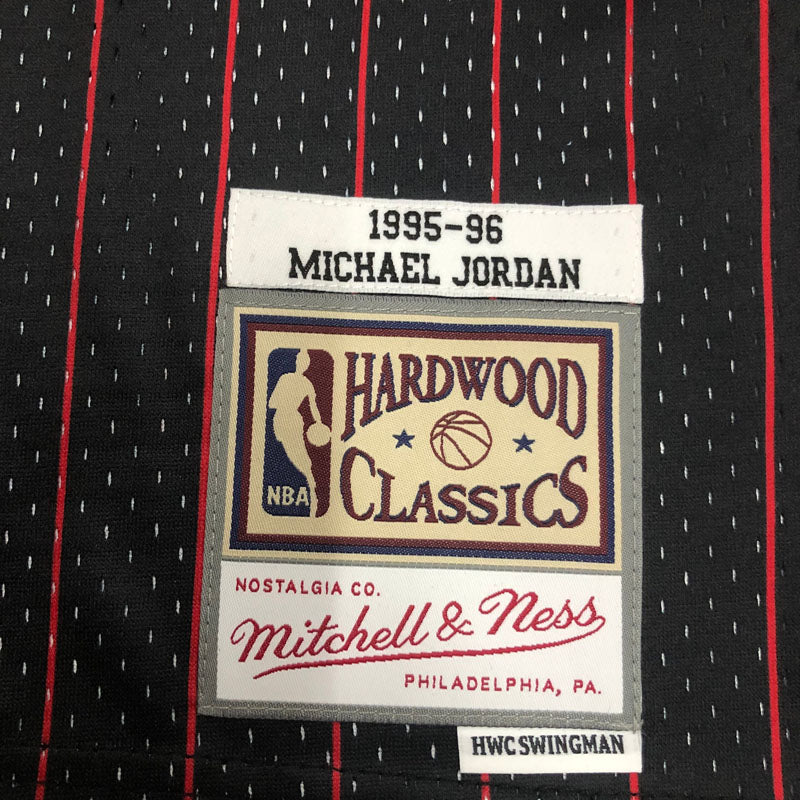 Regata Chicago Bulls Retrô Mitchell & Ness 1995/1996 Michael Jordan - Preta