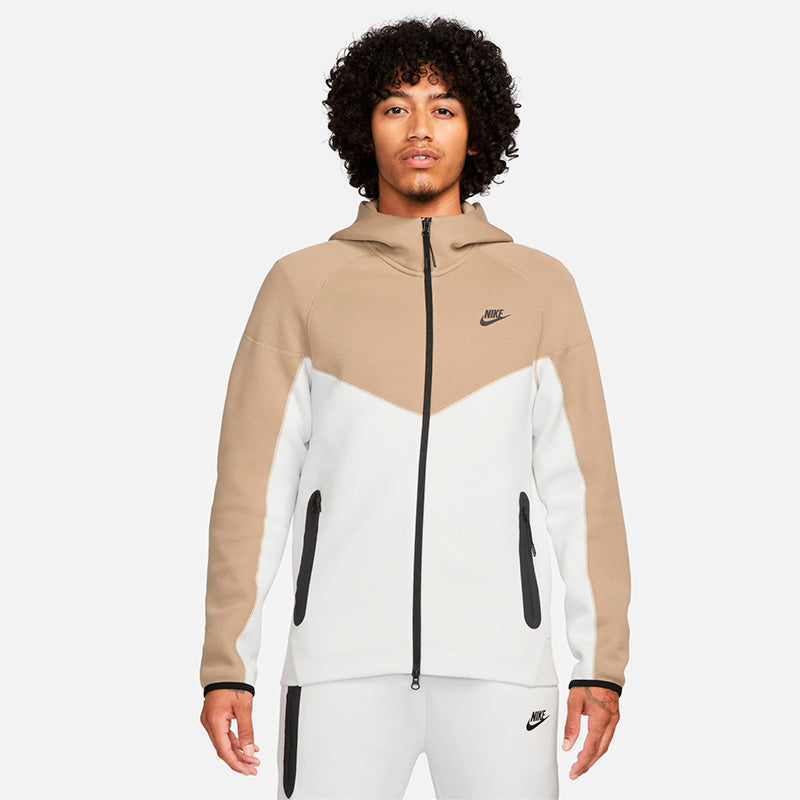 Conjunto Nike Tech Fleece Bege/Branco 2023 (New Season)