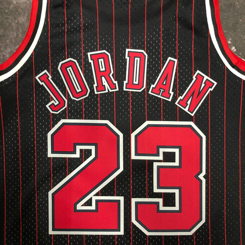 Regata Chicago Bulls Retrô Mitchell & Ness 1995/1996 Michael Jordan - Preta